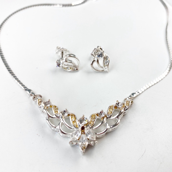 Vintage Avon Silver Tone Rhinestone Necklace & Earring Set in Box. New Old Stock - Picture 2 of 9